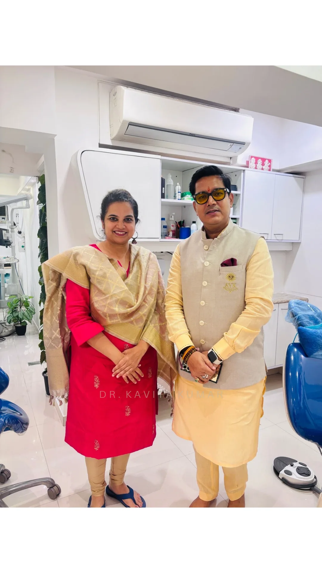 Happy patient with Dr. Kavita and the Designer Smiles team in Mumbai, photo 11