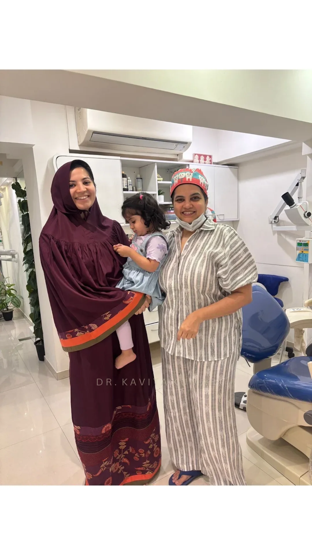 Happy patient with Dr. Kavita and the Designer Smiles team in Mumbai, photo 9