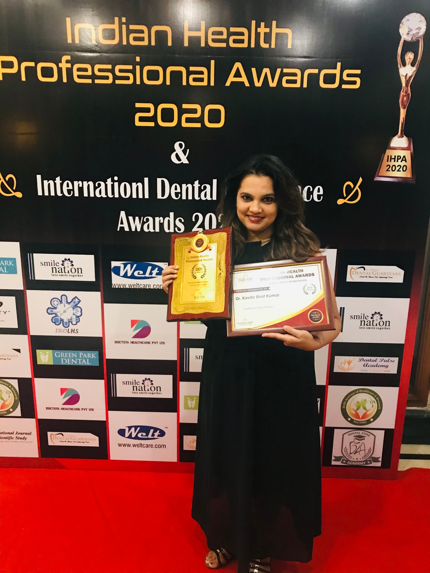 Dr. Kavita Bhat Kumar with Indian Health Professional Awards 2020 plaque and certificate